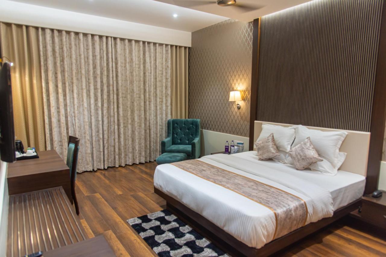 Hotel Royal Livin พาราณสี ภายนอก รูปภาพ