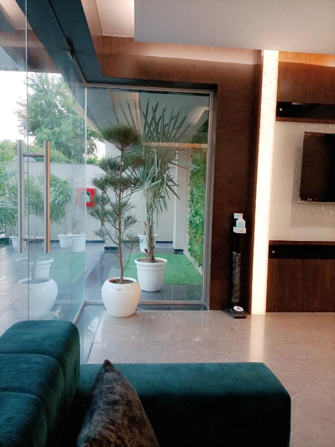 Hotel Royal Livin พาราณสี ภายนอก รูปภาพ