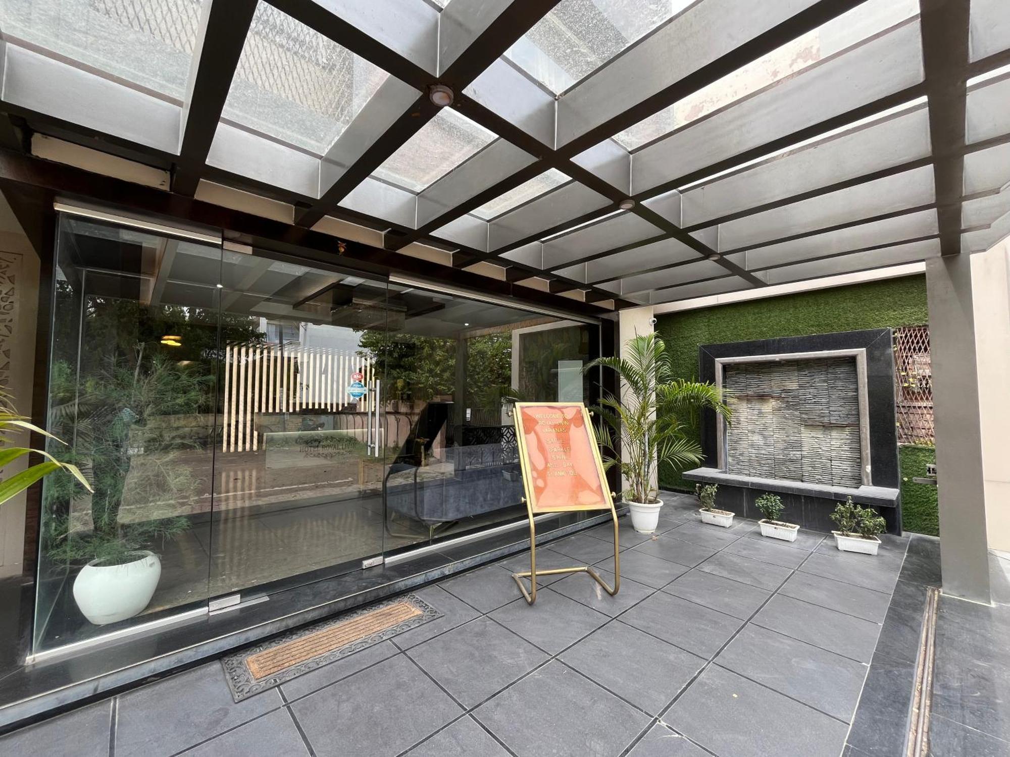 Hotel Royal Livin พาราณสี ภายนอก รูปภาพ