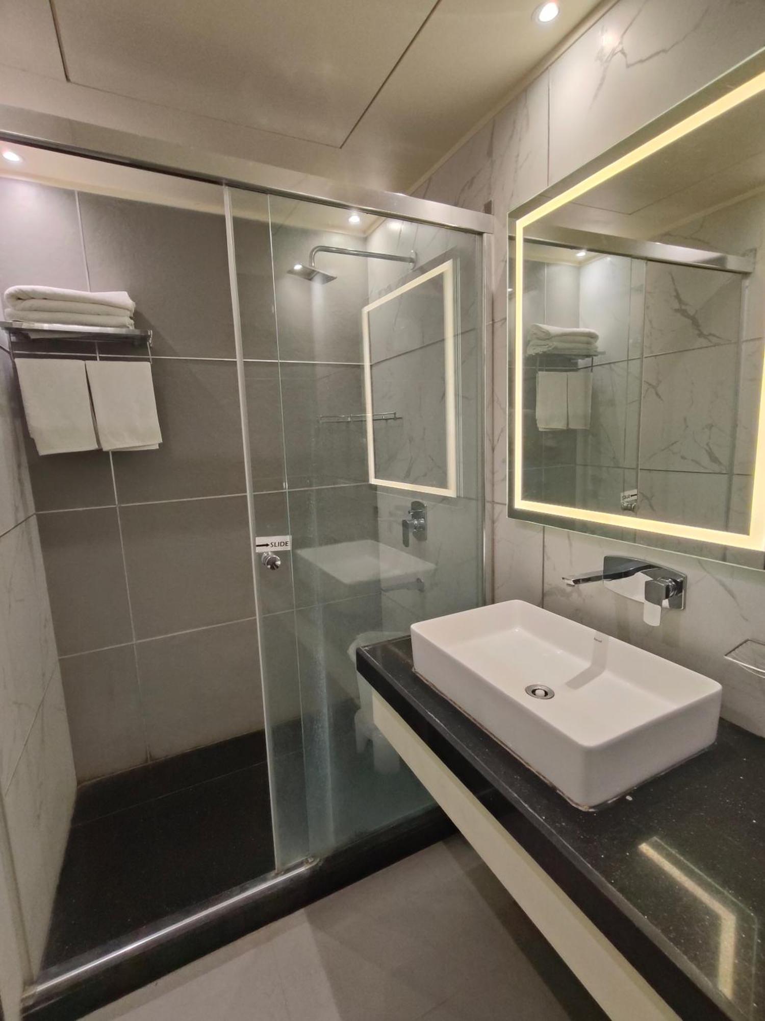 Hotel Royal Livin พาราณสี ภายนอก รูปภาพ