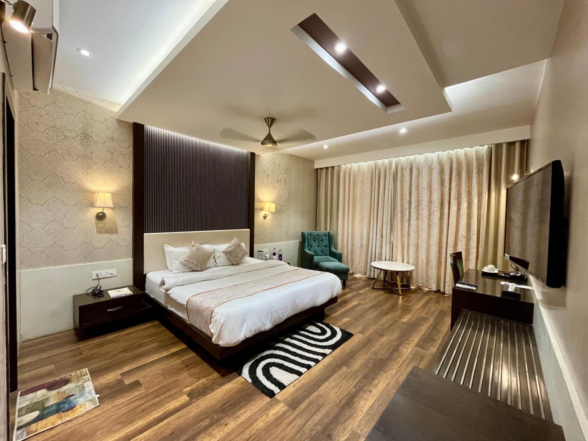 Hotel Royal Livin พาราณสี ภายนอก รูปภาพ