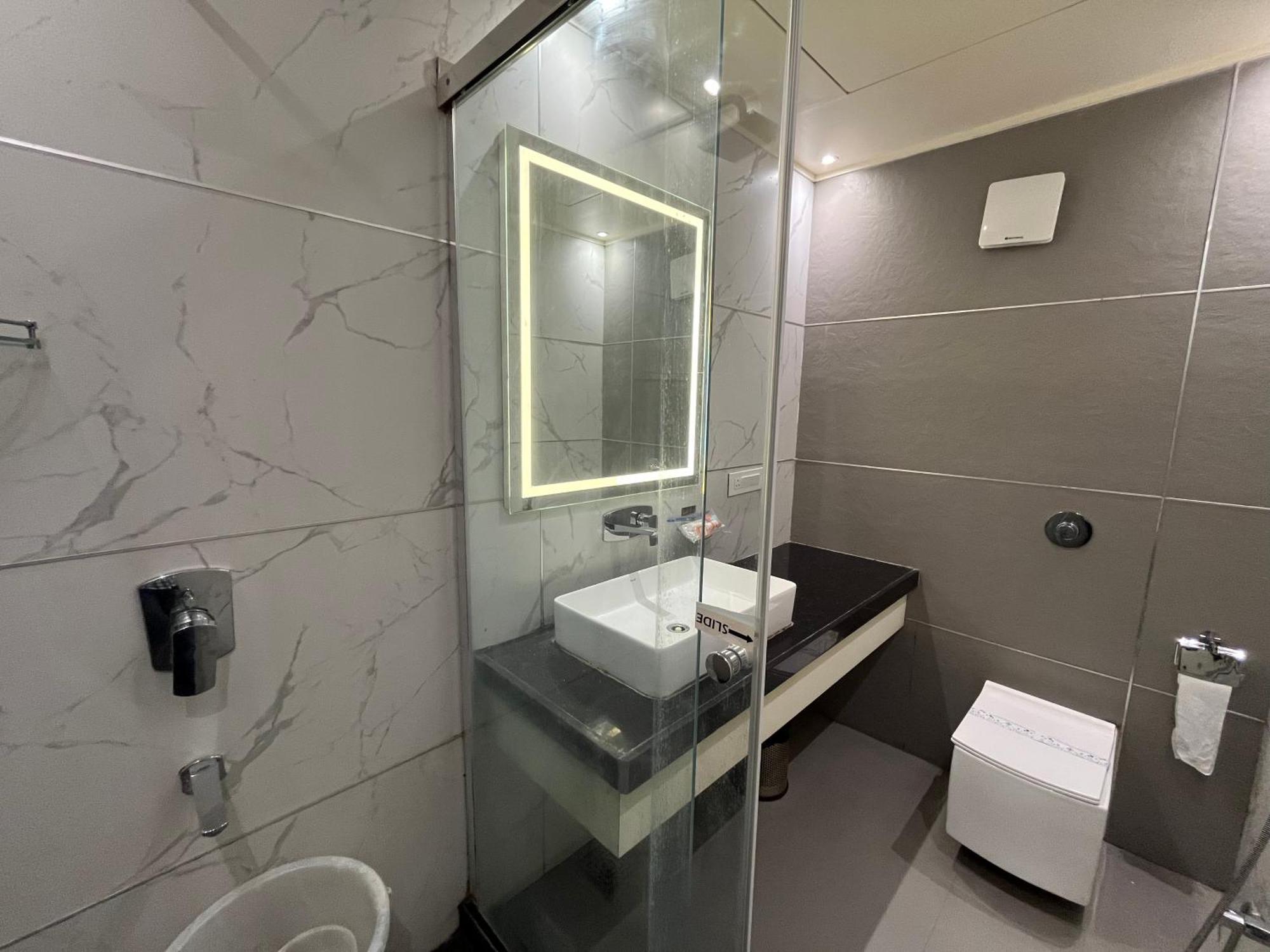 Hotel Royal Livin พาราณสี ภายนอก รูปภาพ