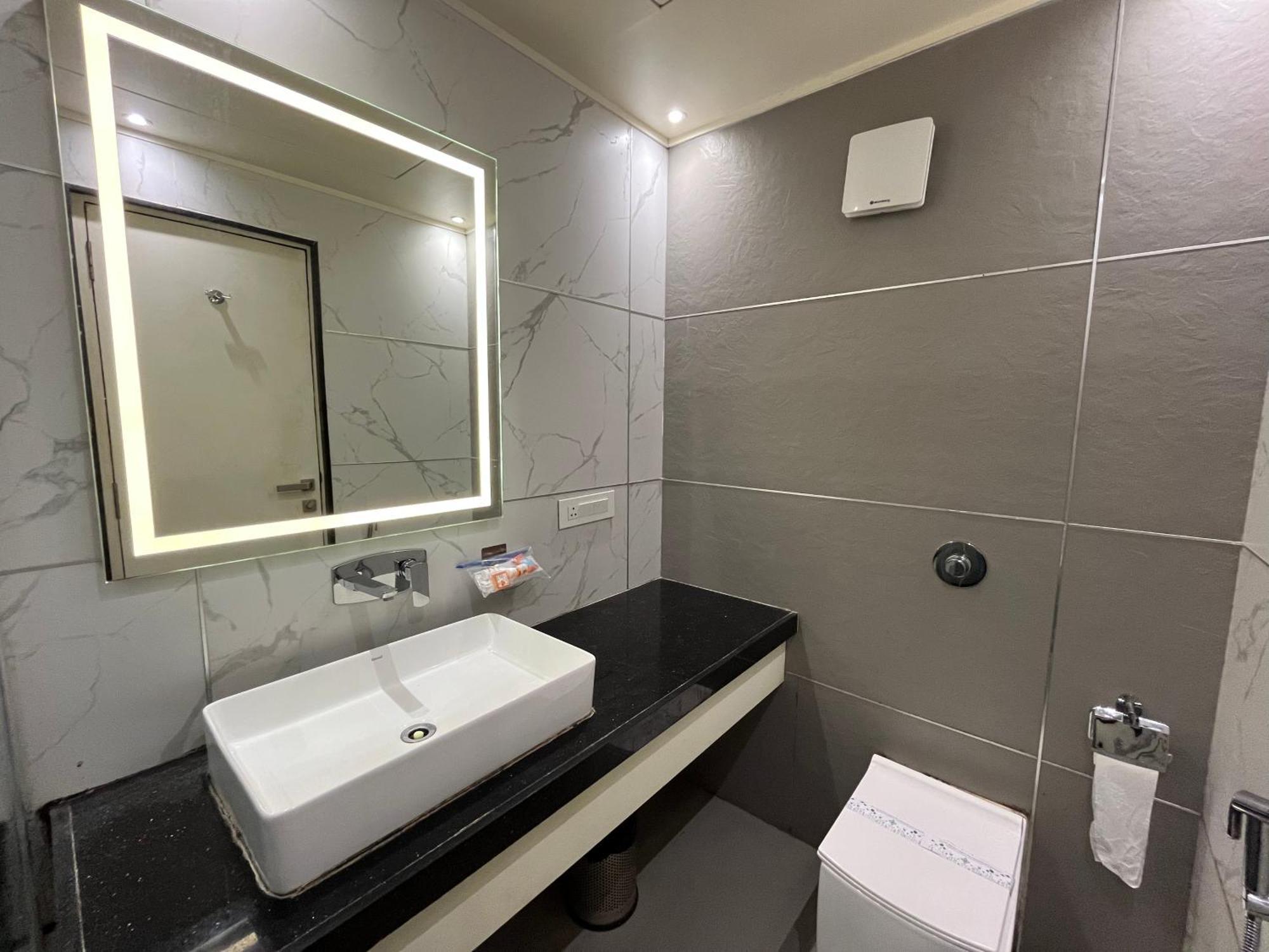 Hotel Royal Livin พาราณสี ภายนอก รูปภาพ